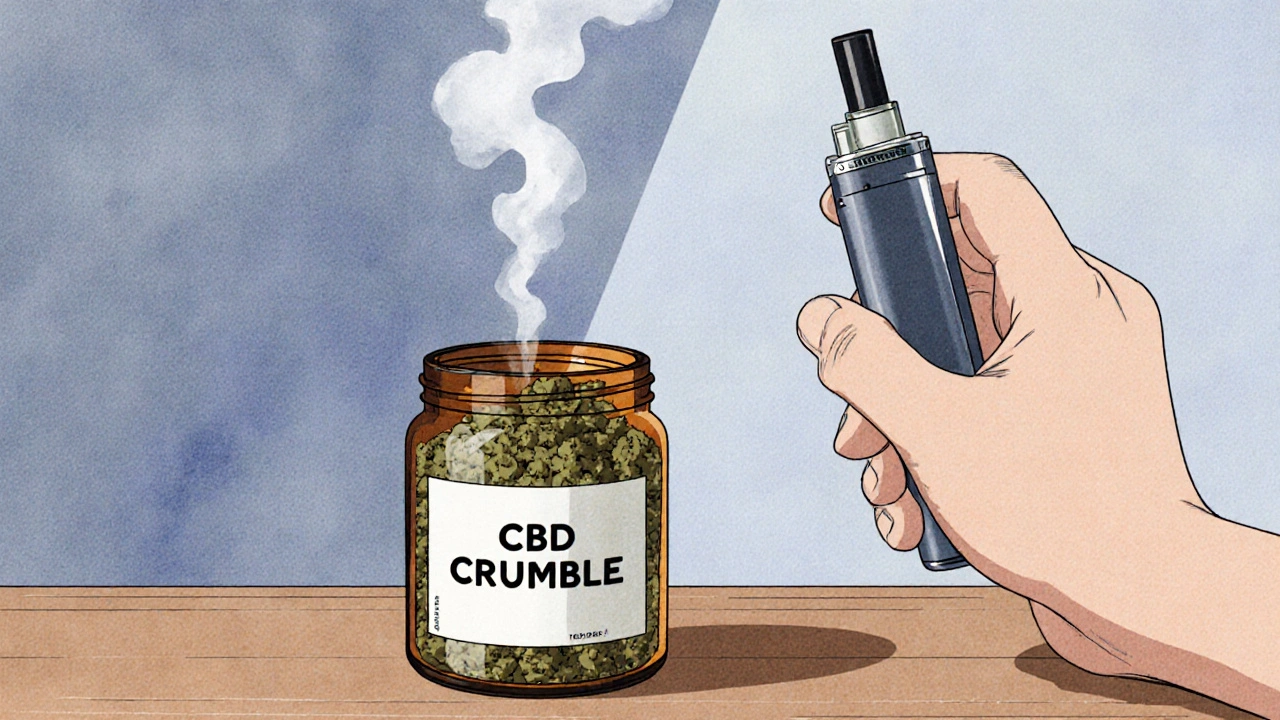 Vape‑Pen mit CBD‑Crumble‑Glas, Dampfwolke und entspannte Hand beim Inhalieren.