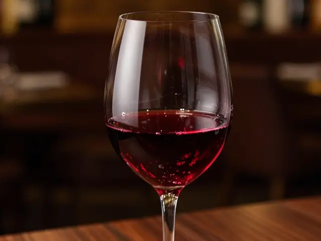 Warum man Cannabis-Wein nur halb einschenkt: Die Kunst der Belüftung