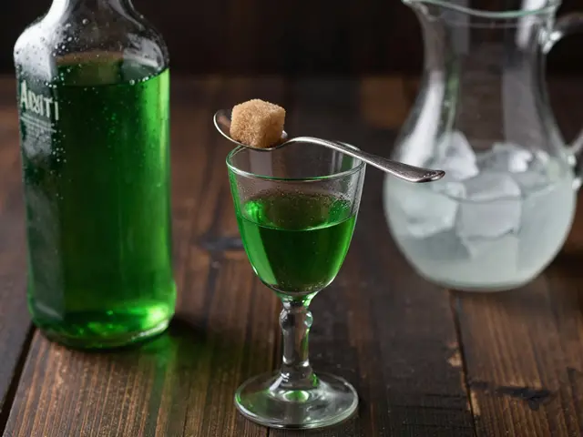 Kriegt man Kater von Absinth? Die Wahrheit über Thujon und Alkohol